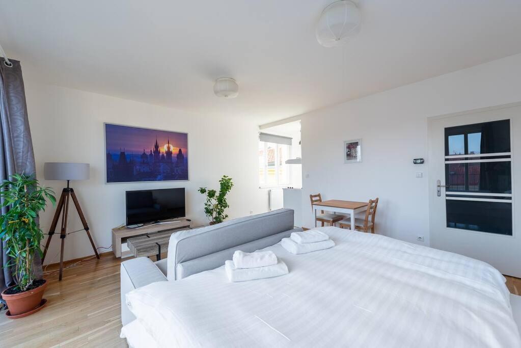 Sunny Safron Apartment Praga Zewnętrze zdjęcie