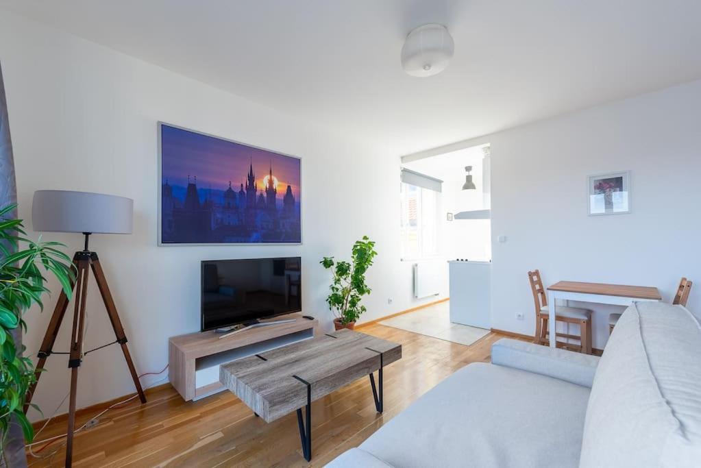 Sunny Safron Apartment Praga Zewnętrze zdjęcie